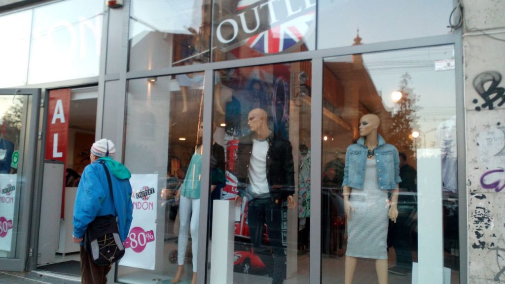 PUTE CENTRUL CLUJULUI DE SECOND HANDURI. Haine și încălțăminte second